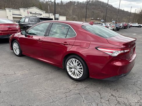 Used 2020 Toyota Camry XLE w/ Sunroof Package image 3