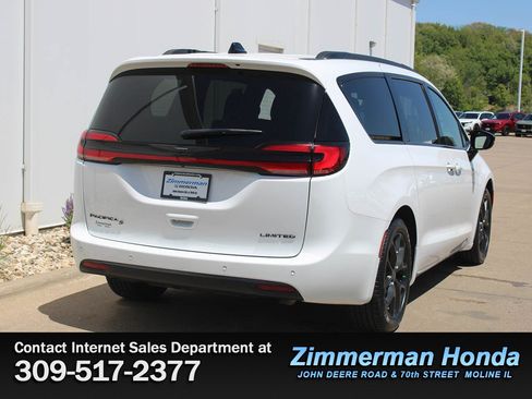 Used 2025 Chrysler Pacifica Limited FWD image 2