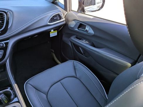 New 2026 Chrysler Pacifica Limited w/ S Appearance Package FWD image 17
