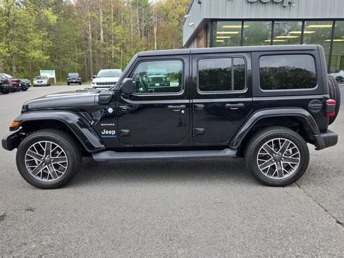Used 2023 Jeep Wrangler Unlimited Sahara w/ Cold Weather Group AWD/4WD image 7