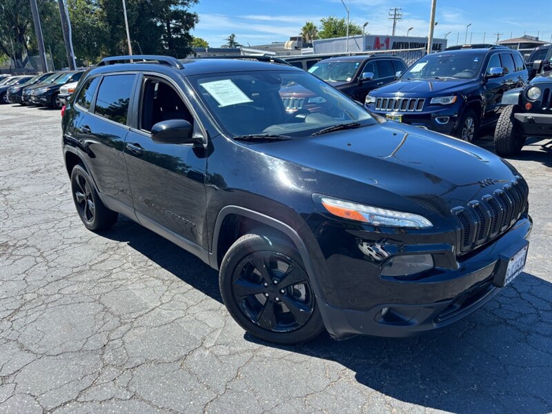 Used 2018 Jeep Cherokee Latitude w/ Altitude Package FWD image 2