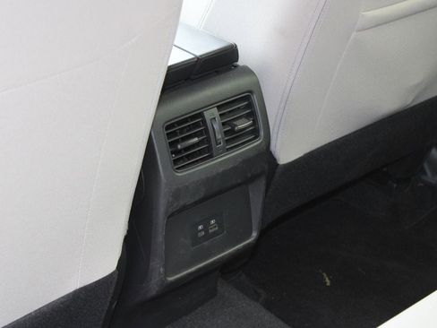 Used 2023 Nissan Rogue SV image 18