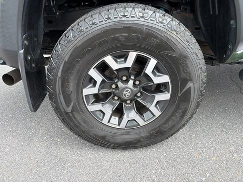 Used 2021 Toyota Tacoma TRD Off-Road w/ Technology Package AWD/4WD image 13