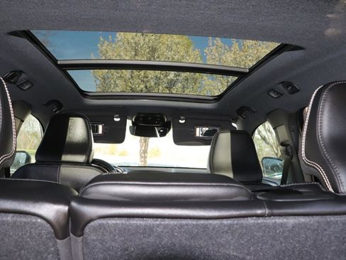 Used 2019 Volvo XC40 T5 R-Design image 9