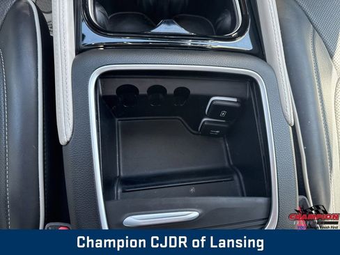 Used 2023 Chrysler Pacifica Limited FWD image 33