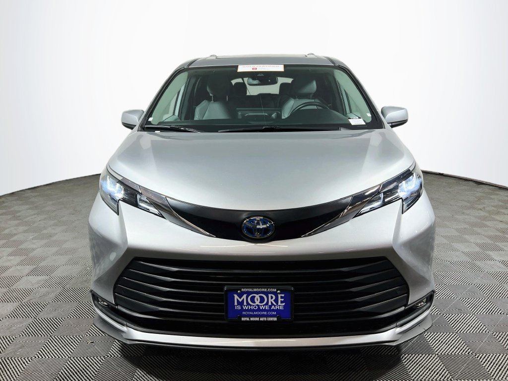 Certified 2025 Toyota Sienna XLE FWD image 2