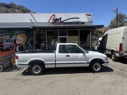 Used 1994 Chevrolet S10 Pickup LS RWD image 2