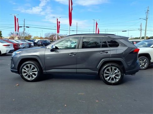 Used 2022 Toyota RAV4 XLE Premium image 3