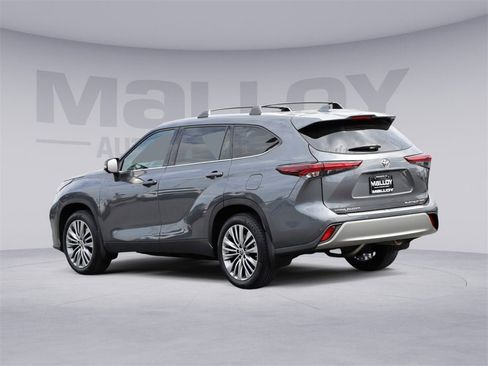 Used 2024 Toyota Highlander Platinum image 2