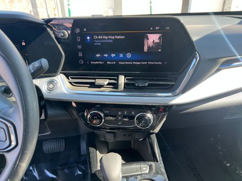 Used 2025 Chevrolet Trax LT image 21