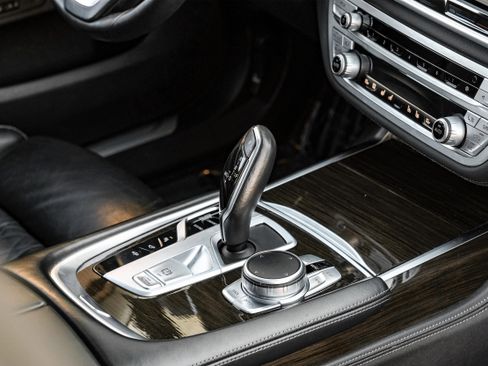 Used 2021 BMW 750i xDrive image 27