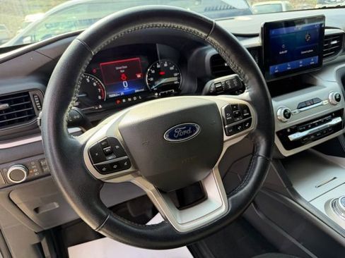 Used 2021 Ford Explorer XLT image 18