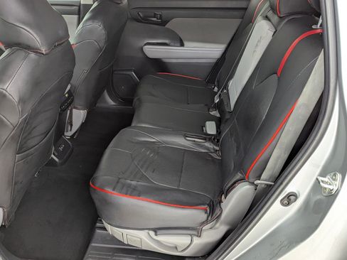 Used 2022 Toyota Highlander L image 14