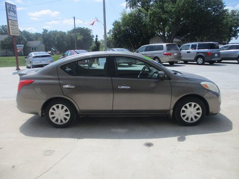 Used 2013 Nissan Versa SV w/ Convenience Pkg FWD image 2