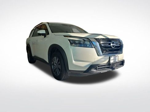 Used 2024 Nissan Pathfinder SV image 8