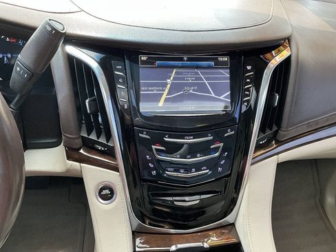 Used 2017 Cadillac Escalade ESV Luxury AWD/4WD image 14