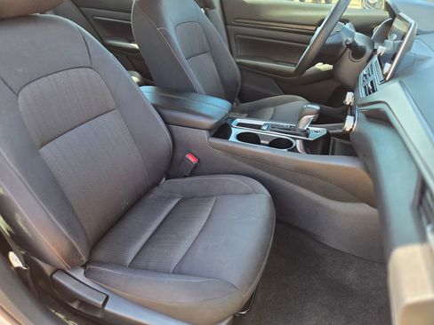 Used 2024 Nissan Altima 2.5 SV FWD image 10