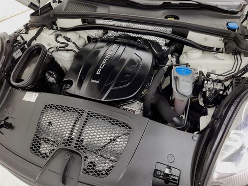 Used 2018 Porsche Macan image 8