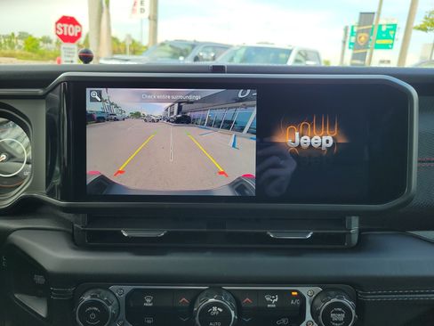 Used 2025 Jeep Gladiator Rubicon AWD/4WD image 10