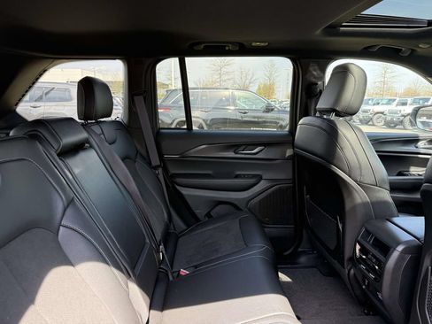 Certified 2025 Jeep Grand Cherokee Altitude AWD/4WD image 15