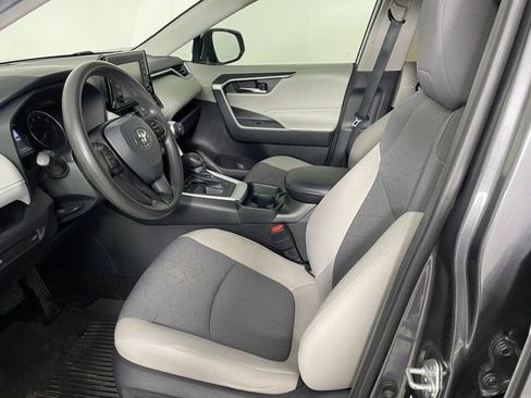 Used 2021 Toyota RAV4 XLE w/ Convenience Package FWD image 2