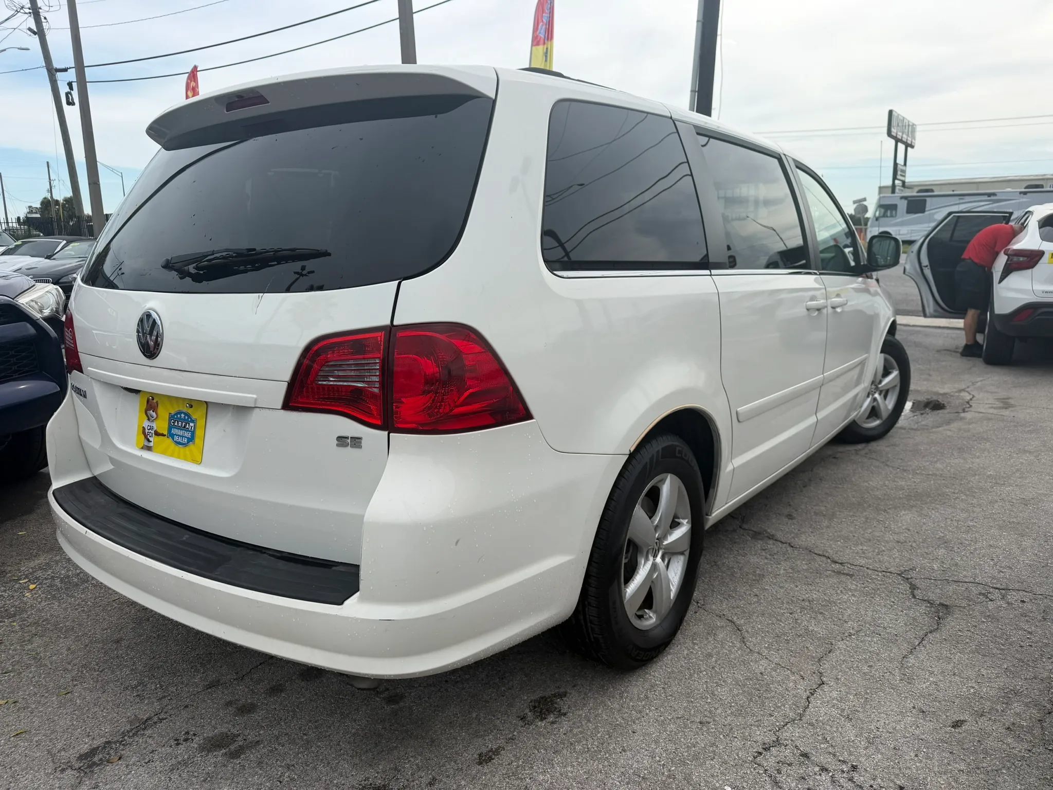 Used 2011 Volkswagen Routan SE FWD image 4