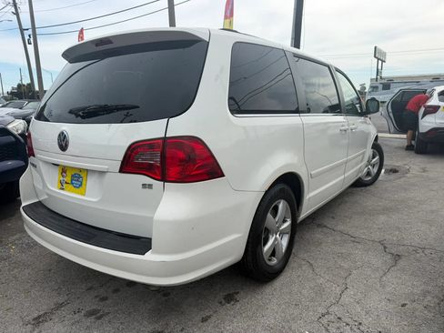 Used 2011 Volkswagen Routan SE FWD image 4