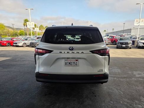 Used 2021 Toyota Sienna XLE w/ XLE Plus Package FWD image 11