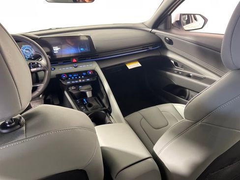 New 2025 Hyundai Elantra Limited image 17