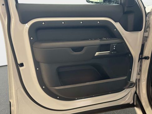 New 2026 Land Rover Defender 110 X-Dynamic SE AWD/4WD image 17