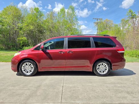 Used 2013 Toyota Sienna XLE image 9