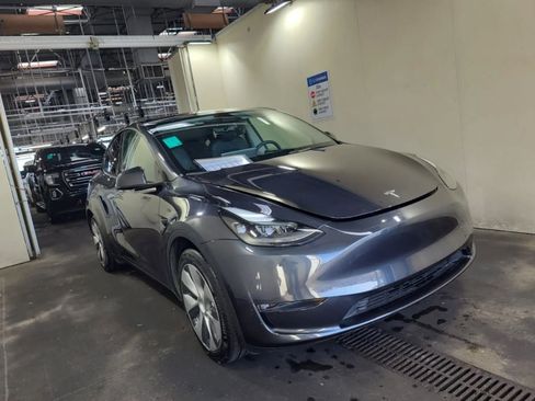 Used 2024 Tesla Model Y Long Range AWD/4WD image 7