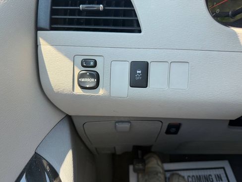 Used 2011 Toyota Sienna LE FWD image 11