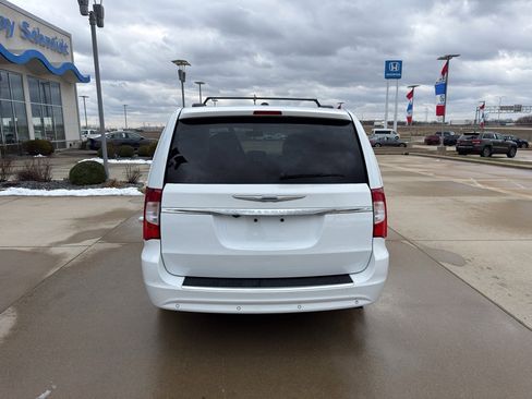 Used 2015 Chrysler Town & Country Touring-L w/ Driver Convenience Group image 6