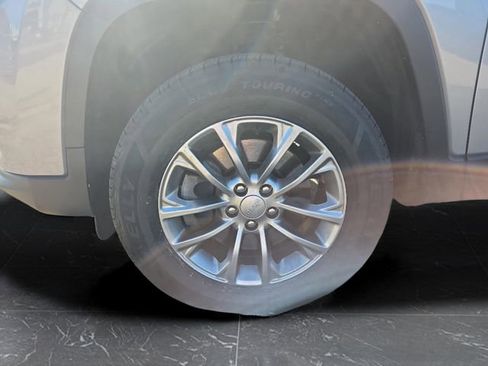 Used 2019 Jeep Cherokee Latitude Plus w/ Cold Weather Group image 39