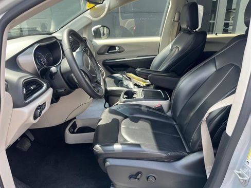 Used 2023 Chrysler Pacifica Touring-L image 14