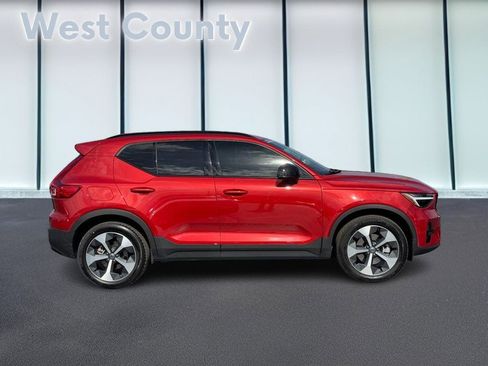 Certified 2025 Volvo XC40 B5 Plus image 2