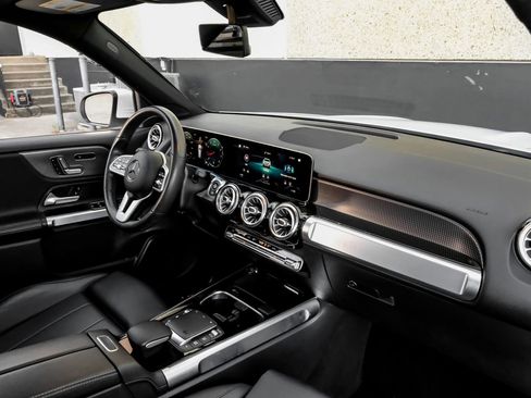 Used 2021 Mercedes-Benz GLB 250 4MATIC w/ Premium Package image 16