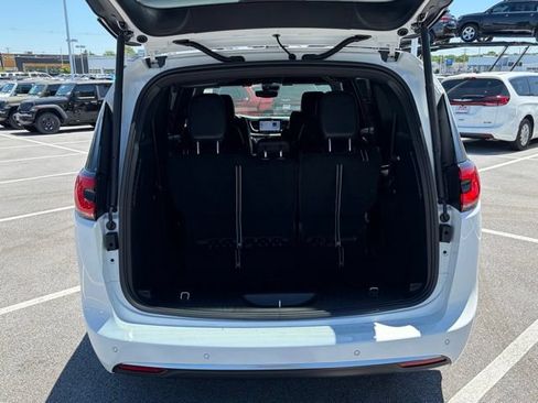 New 2027 Chrysler Pacifica Select FWD image 5