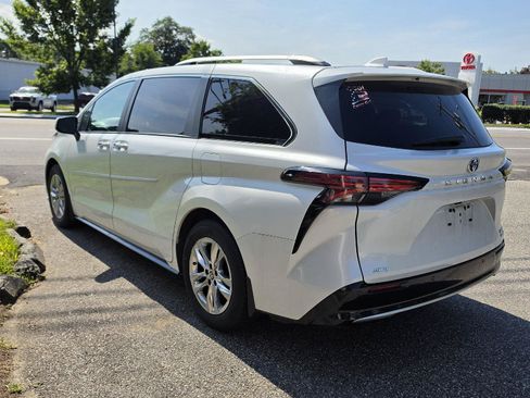 Used 2023 Toyota Sienna Limited AWD/4WD image 6