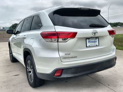 Used 2018 Toyota Highlander LE FWD image 5