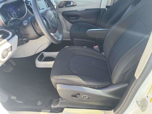 Used 2023 Chrysler Voyager LX FWD image 13