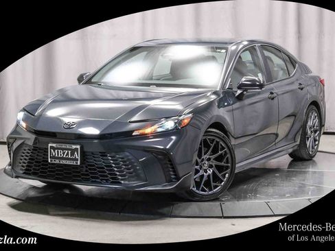 Used 2025 Toyota Camry SE FWD image 1