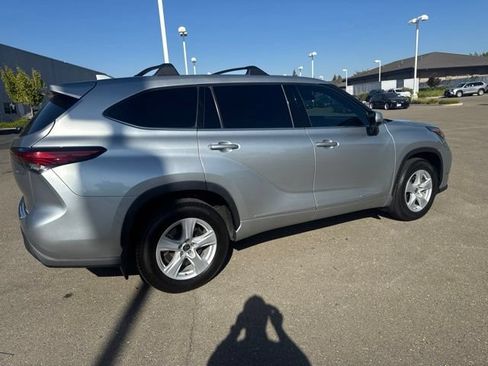 Used 2021 Toyota Highlander LE AWD/4WD image 4