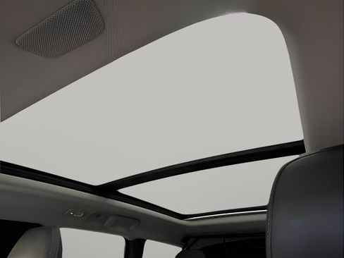 Used 2022 Volvo V90 B6 Cross Country image 26