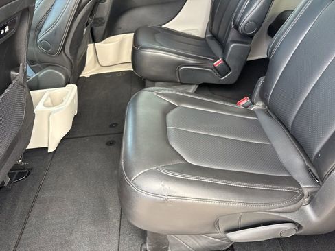 Used 2024 Chrysler Pacifica Touring-L FWD image 18