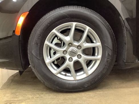 Used 2024 Chrysler Pacifica Touring-L FWD image 23
