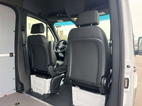 Used 2025 Mercedes-Benz Sprinter 2500 image 8