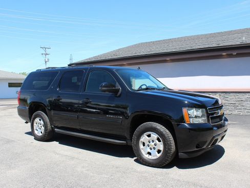 Used 2014 Chevrolet Suburban LT AWD/4WD image 2