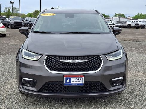 Used 2023 Chrysler Pacifica Touring-L FWD image 4